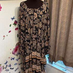Aveology black and tan floral leaf pattern tiered high-low dress. Size 26/28.